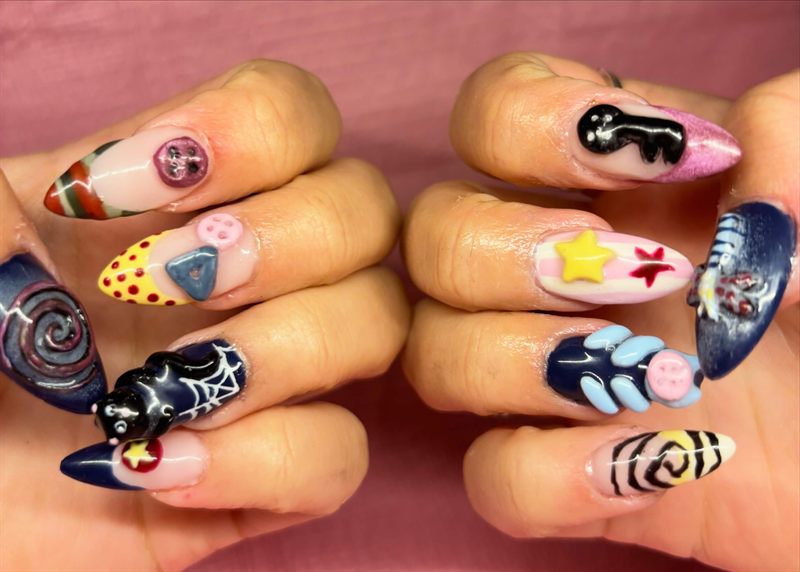The Coraline set shown on both hands